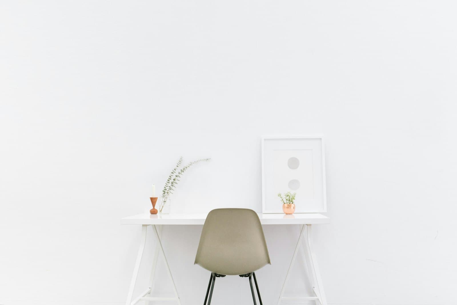 Salón luminoso y amplio con sofá y una zonificación bien pensada